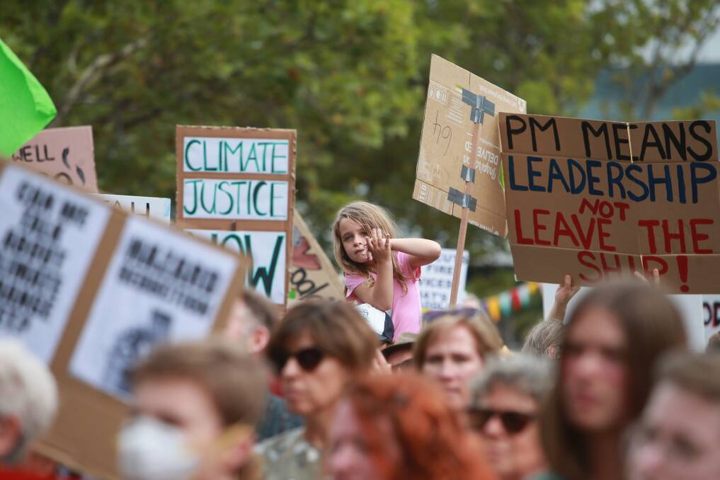 Wollongong's bushfire and climate change rally attracts thousands