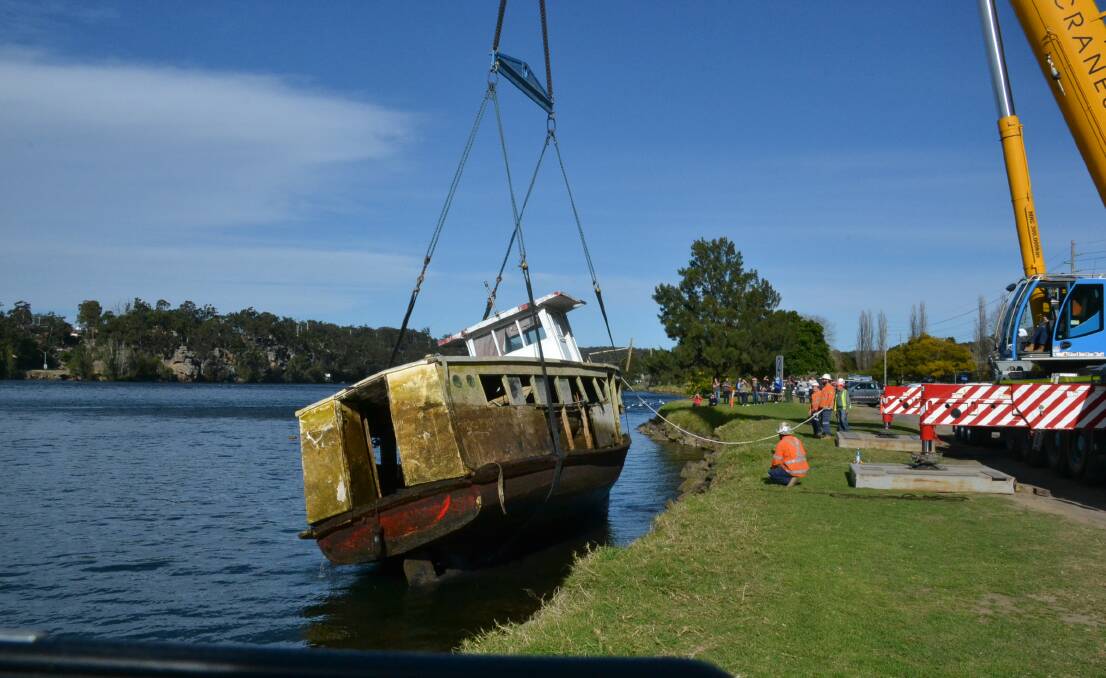 Johnson Commercial Diving Services and WGC Cranes combine to remove the Christine J from the Shoalhaven River.
