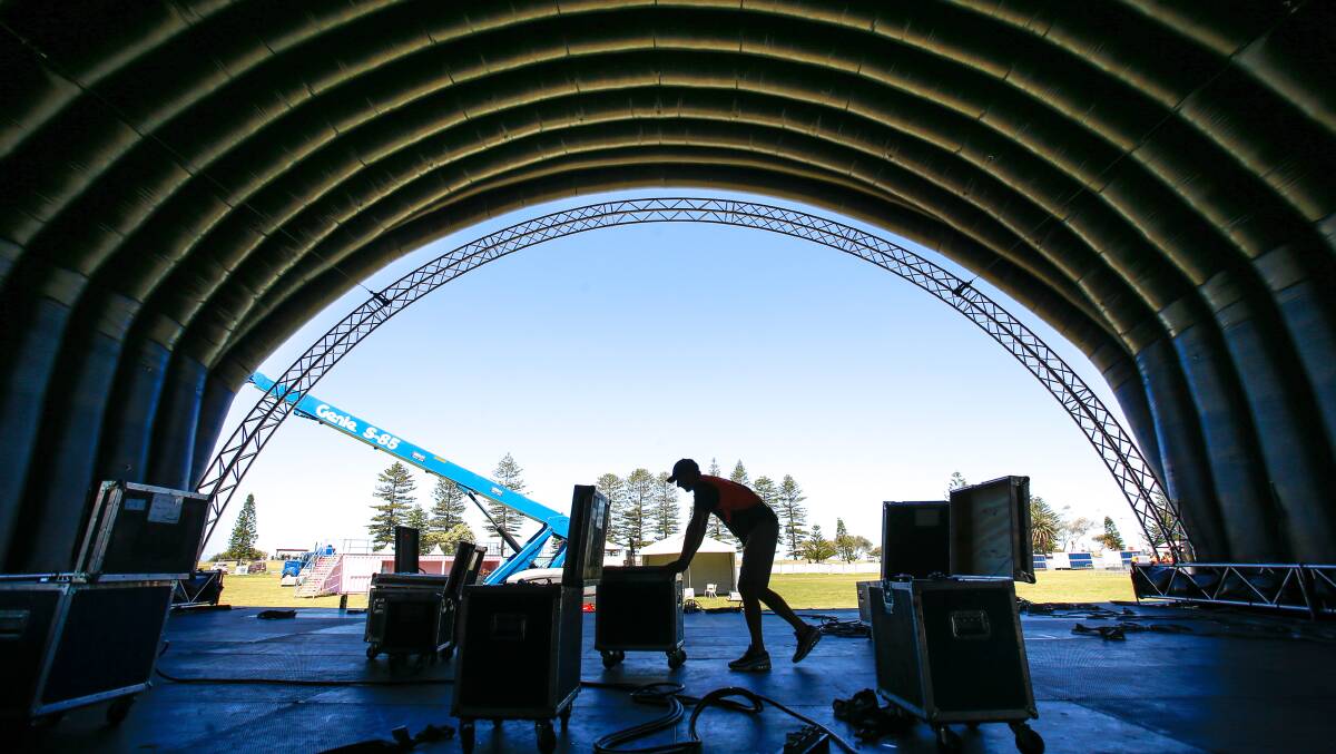 Setting up for the MTV Beats and Eats at Stuart Park in North Wollongong, 2016. Picture: Adam McLean