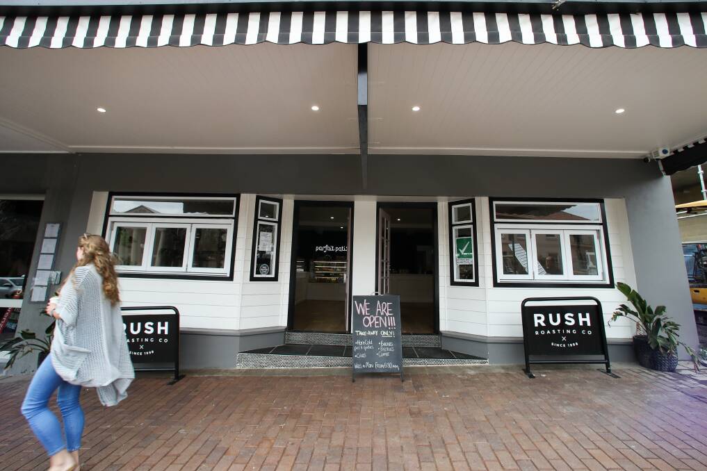 A cafe in Kiama that continued to trade during the COVID-19 pandemic ... relaxing the rules around regional travel could provide the coastal town with a real shot in the arm. Picture: Adam McLean.