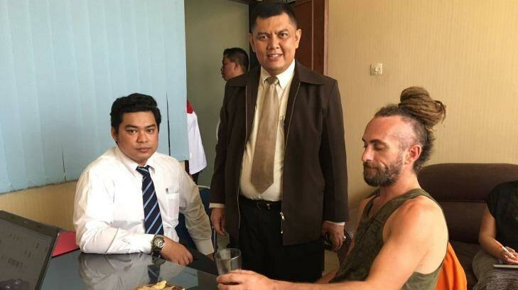 Lawyers Yan erick Sihombing, left, and Haposan Sihombing with David Taylor in Denpasar. Photo: Supplied