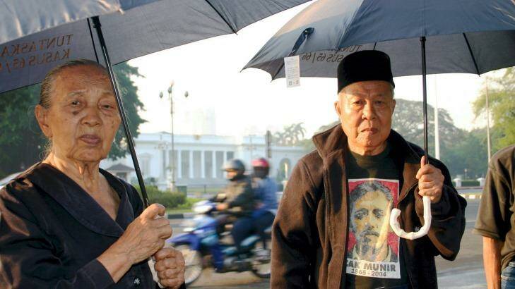 Sumini, left, and Anwar Umar, victims of the 1965-66 anti-communist crackdown, protesting outside the presidential palace in Jakarta. Photo: Tom Allard