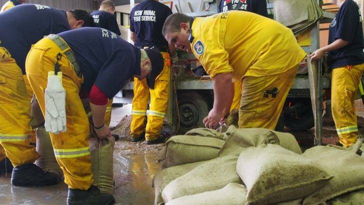 Rural Fire Service crews fill sandbags at Maitland on Wednesday. Photo: Nick Bielby