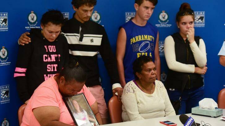 Johann Morgan's four children at the rear, Tamika, Michael, Steven and Rhonda Morgan with Inspector Phil O'Reilly and, Johann's sisters, Vivienne and Yvonne seated), plead for information to find the missing mother.  Photo: Gareth Gardner/Northern Daily Leader