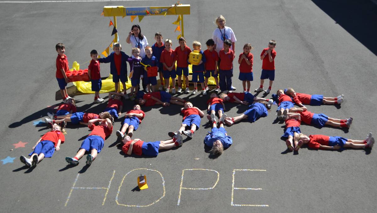 Lee-Anne deRoo, Michelle White and St Michael’s year 2 students support friend, and fellow classmate, Lachlan Thoroughgood by raising money for Team Loving Lachlan in Nowra ahead of the 2015 Relay For Life.