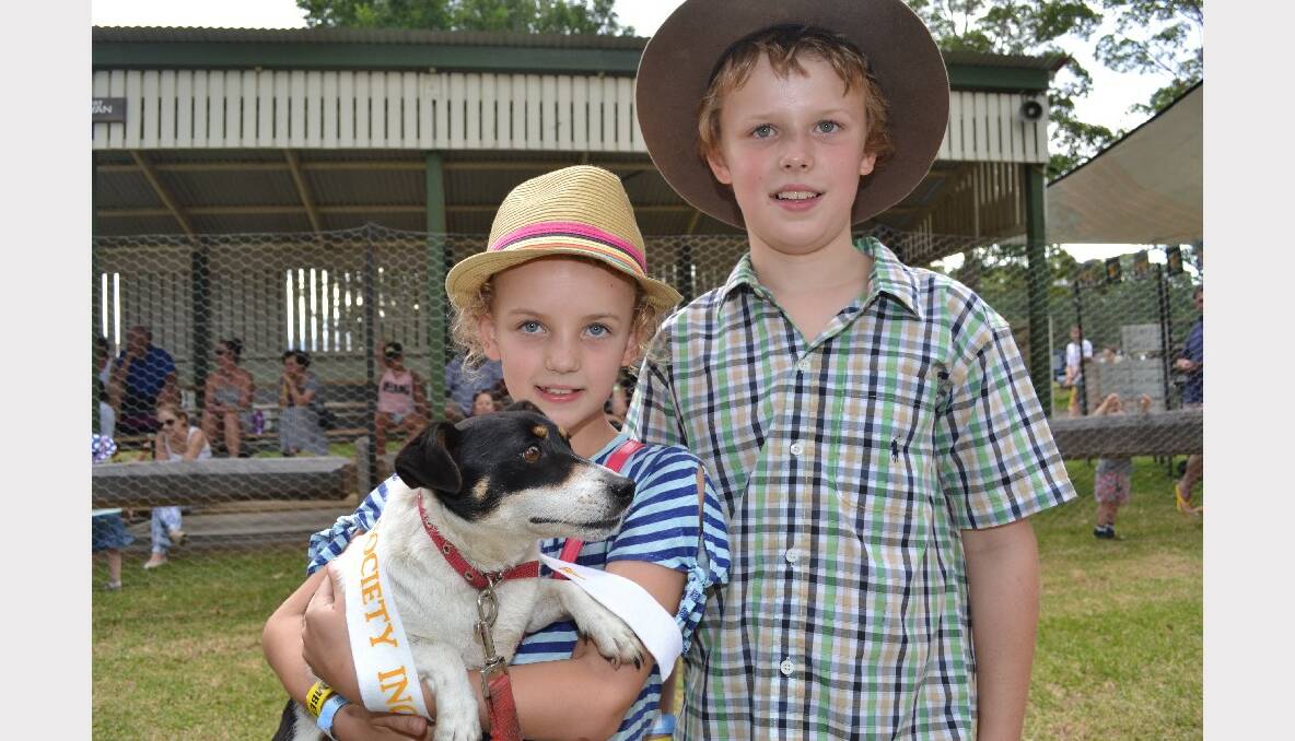 Harriet and Alastir Urquhart with their dog Ruby at the Berry Show Pet Competition.
