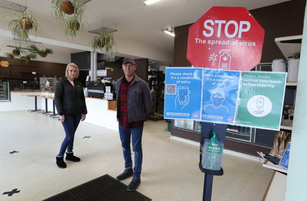 MASK UP: Simona Gadia and Grant Jamieson from Gerringong Bakery are frustrated with people not abiding by the health restrictions. Image: Robert Peet