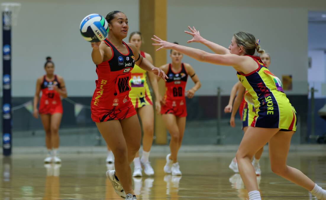 BRING THE HEAT: Blaze WA Lindsay Tui (Left) looking for the pass. Picture: May Bailey/Clusterpix Photography.