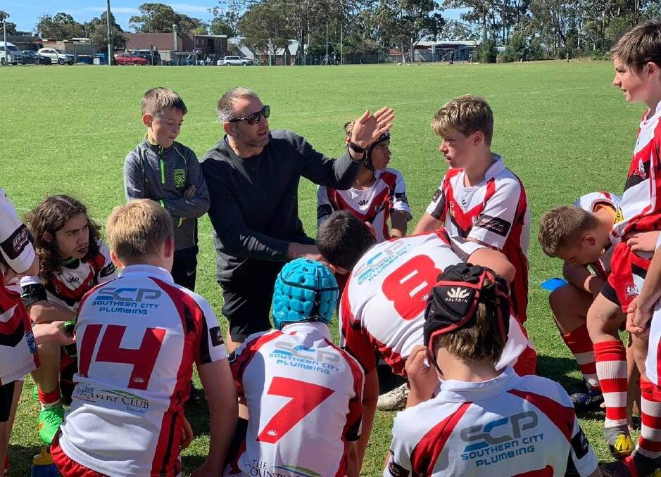 Andy Lynch chats with the St Georges Basin under 14s side. Photo: Shannon Swan