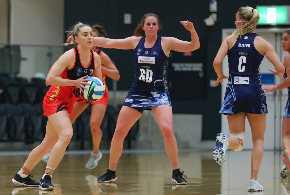 Open's co-captain Abbey McFadden looks to pass to a South Coast Blaze teammate against the Manly Warringah Sapphires on Wednesday. Photo: Clusterpix Photography