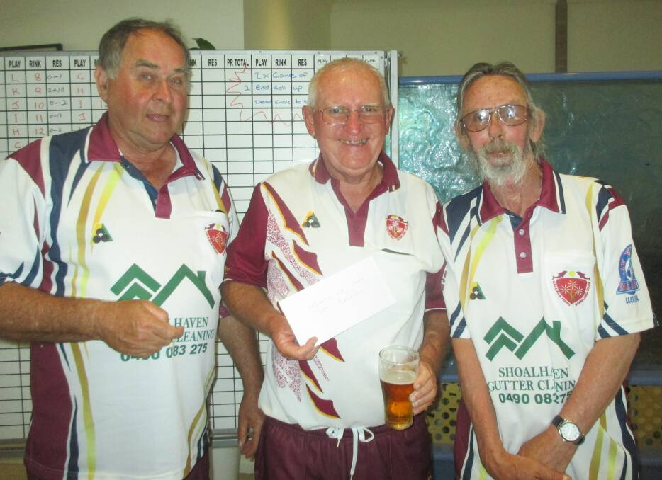 Vice President Ron Wilkinson presenting the winners of the Tooheys Pairs Bob Fowler and Terry Renaud with their prize money.