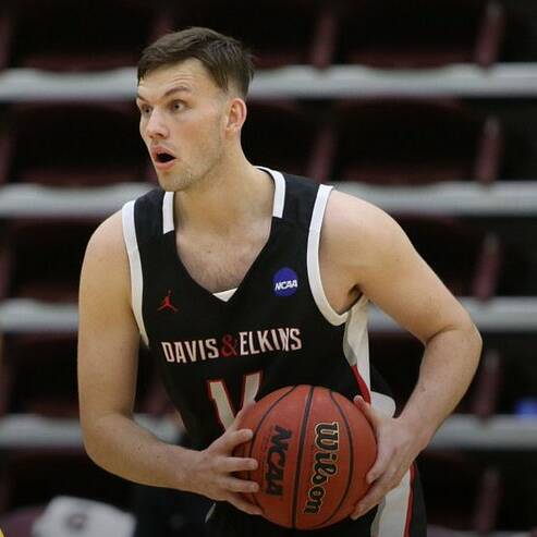 Nowra's Kyle Leslie in action for Davis and Elkins College this season. Photo: Senators Media