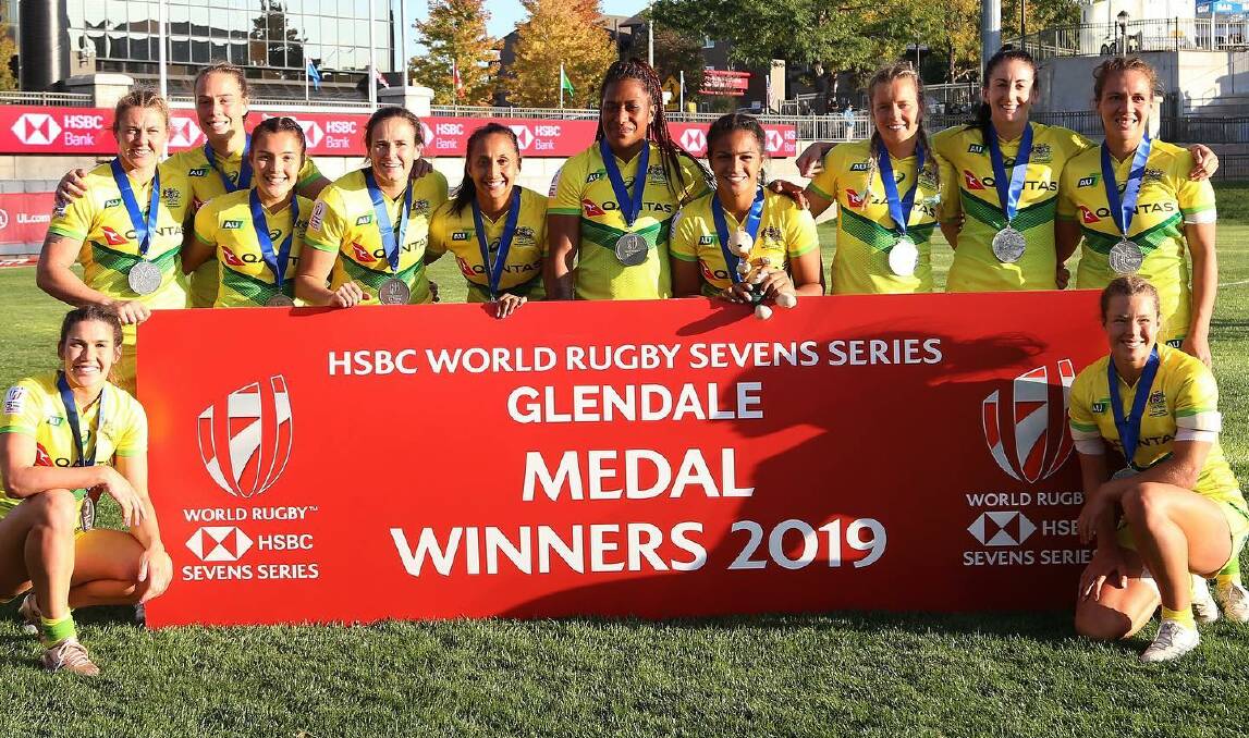 Rhiannon Byers (back row, second from left) and after Australian side after their grand final loss. Photo: AU 7s