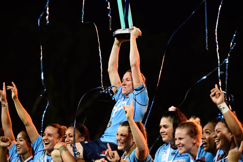 Ash Hewson lifts up the Super W trophy on Sunday. Photo: RUGBY NSW
