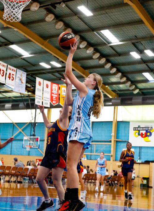 Asha Phillips goes for a shot during the 2019 Australian Country Junior Basketball Cup. Photo: BNSW