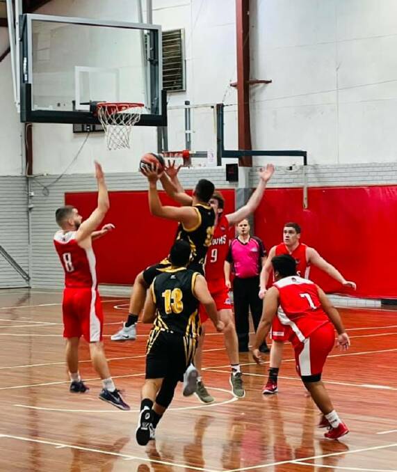 Shoalhaven's Jeremy Harding goes up for a lay-up against Illawarra on Saturday. Photo: Carolyn Harding