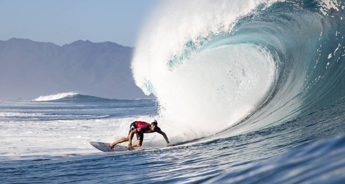Owen Wright surfs during the round of 32 at the Pipeline Masters. Photo: WSL/SLOANE