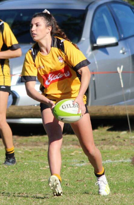 NSW Country's Lily Murdoch passes to a team mate. Photo: MICK ALLEN