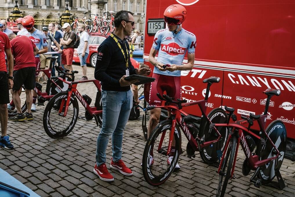 Kevin Poulton coaches one of his riders during the 2019 Tour de France. Photo: Kathrin Schafbauer 
