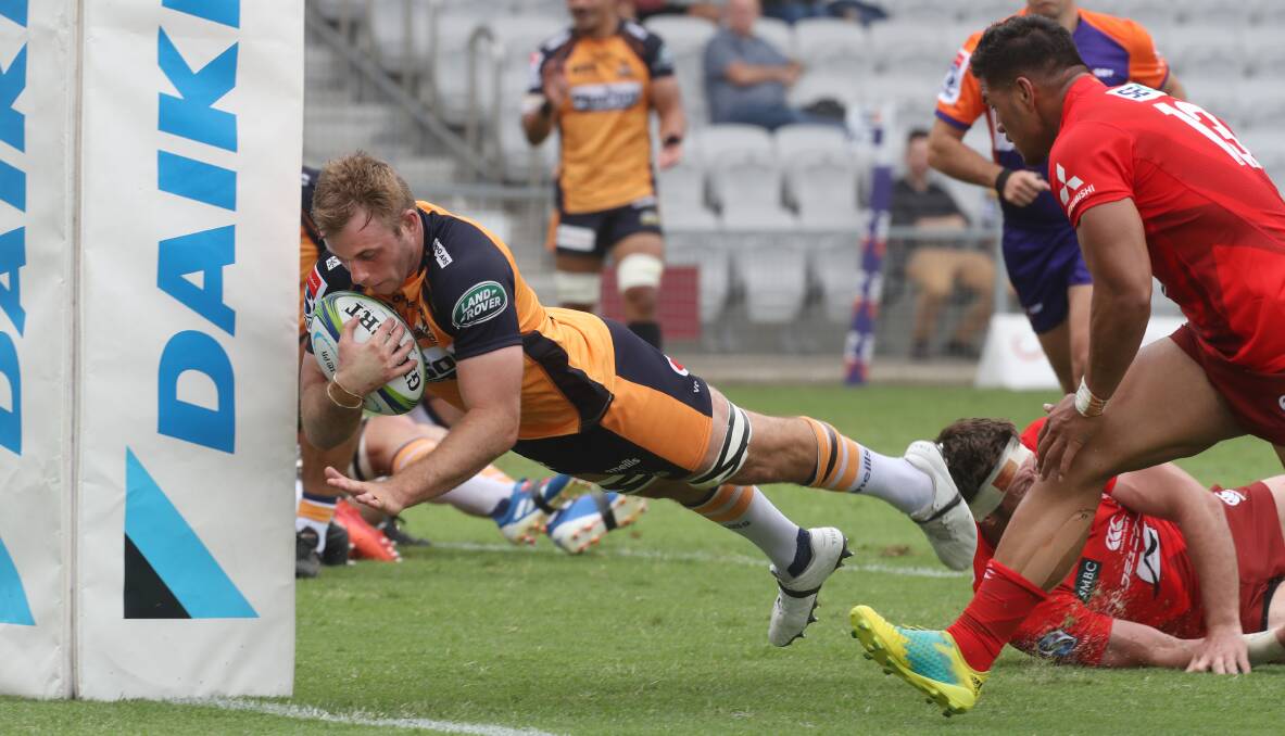 Will Miller scores a try for the Brumbies against the Sunwolves at WIN Stadium. Photo: Robert Peet