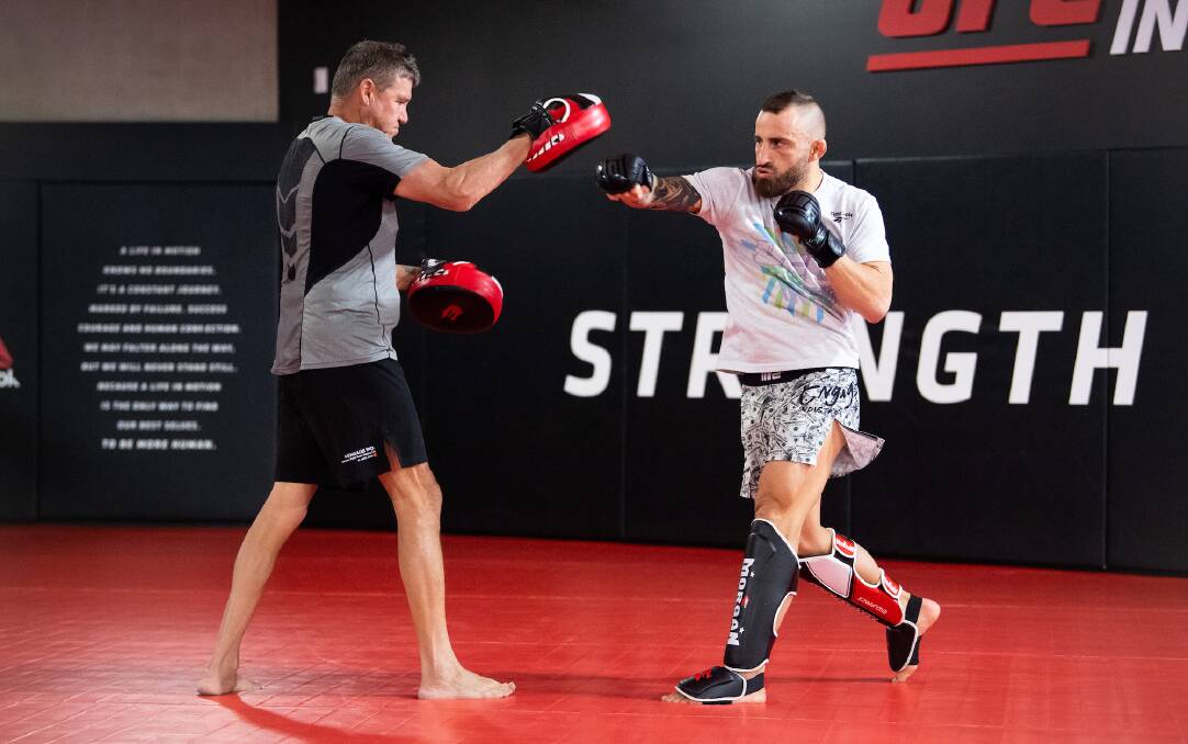 Alex Volkanovski and coach Joe Lopez preparing for the UFC bout in Las Vegas. Photo: UFC