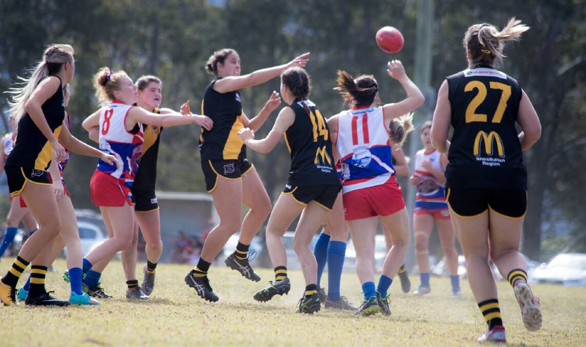 Emma Dempsey wins a rick contest for the Tigers against the Bulldogs in a recent match. Photo: TEAM SHOT STUDIOS