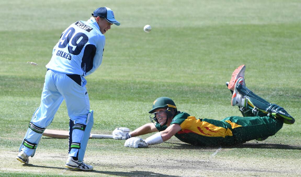 Blues wicketkeeper Matthew Gilkes attempts to dismiss Tigers' Beau Webster. Photo: Cricket NSW