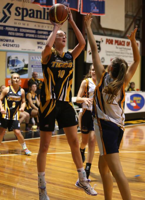 CONTROL THE PAINT: Tigers' Lucy Marron. Photo: ROBERT CRAWFORD