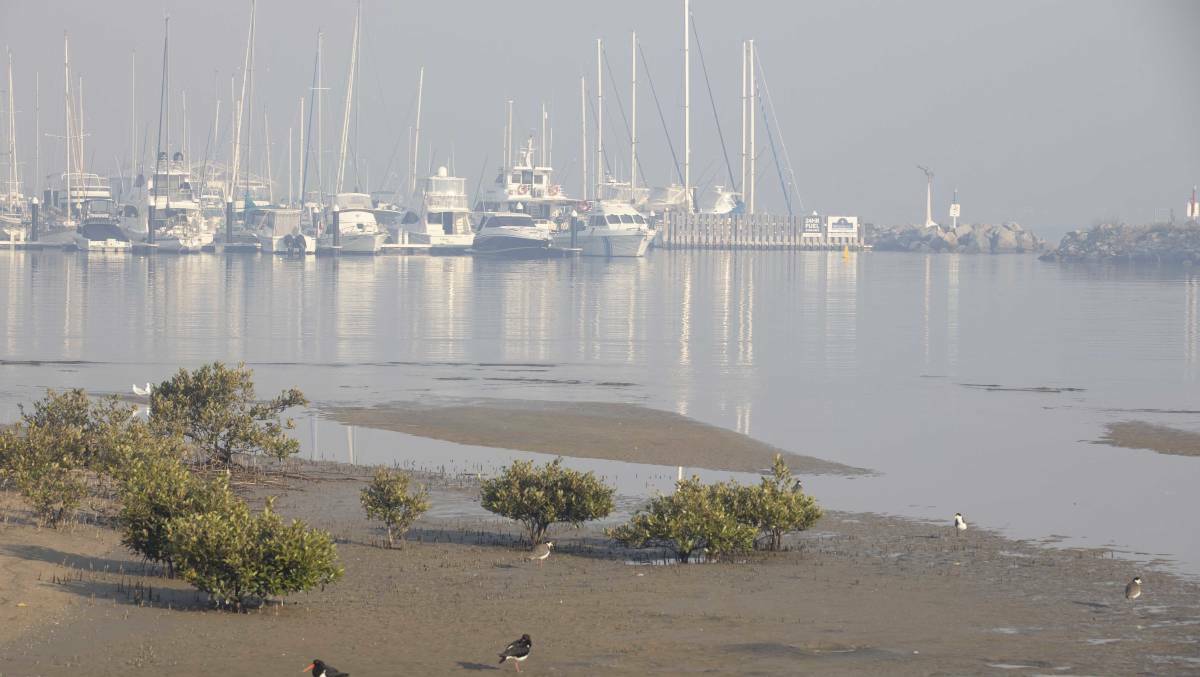 Heavy smoke haze hangs over the Clyde River in Batemans Bay on Thursday morning. Photo: Sitthixay Ditthavong.