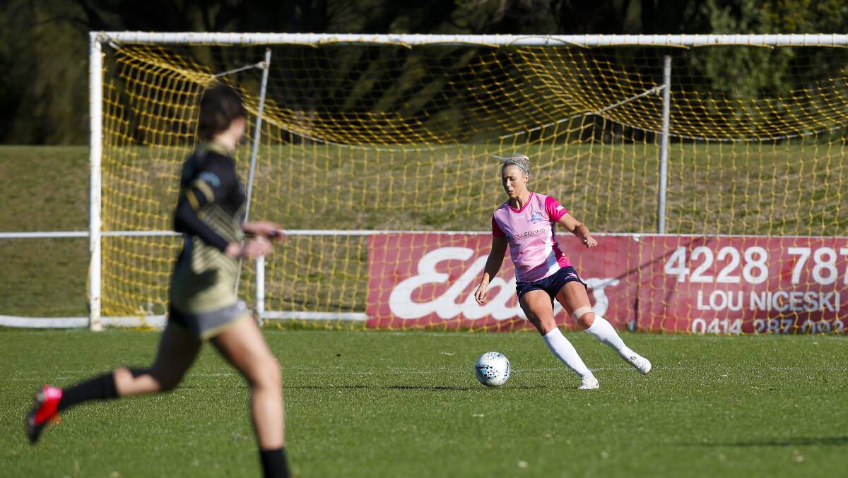 Lauren Keir prepares to take the ball out of the Stingrays' defensive area at JJ Kelly Park. Photo: Anna Warr