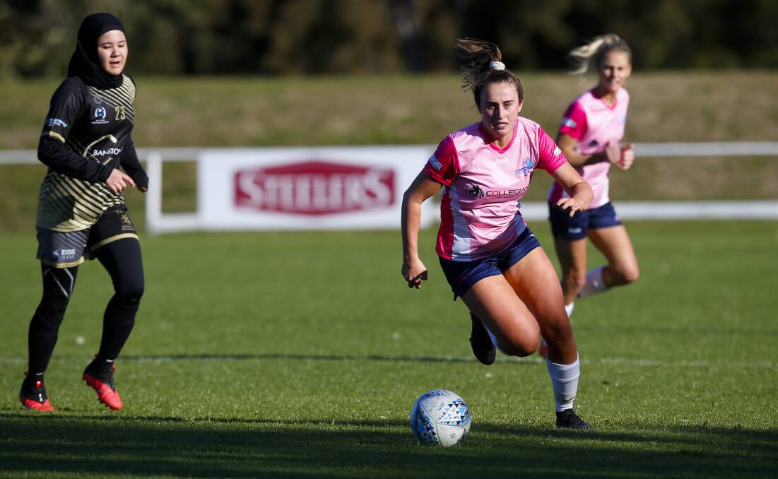 Stingrays teenager Bronte Trew finds some space against Bankstown at JJ Kelly Park on Sunday afternoon. Photo: Anna Warr