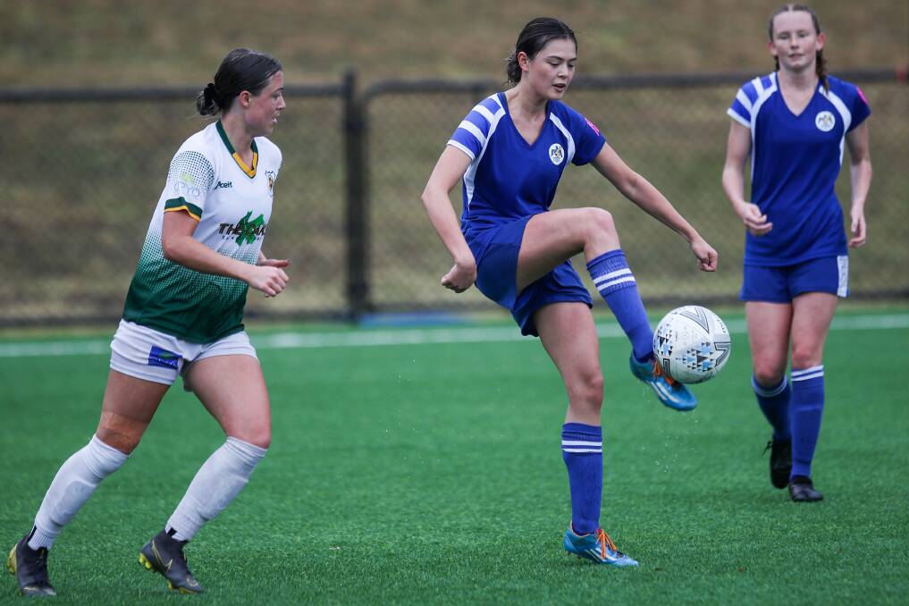 Thirroul's Cara Baker controls possession during a game against Albion Park in 2020. Picture by Adam McLean