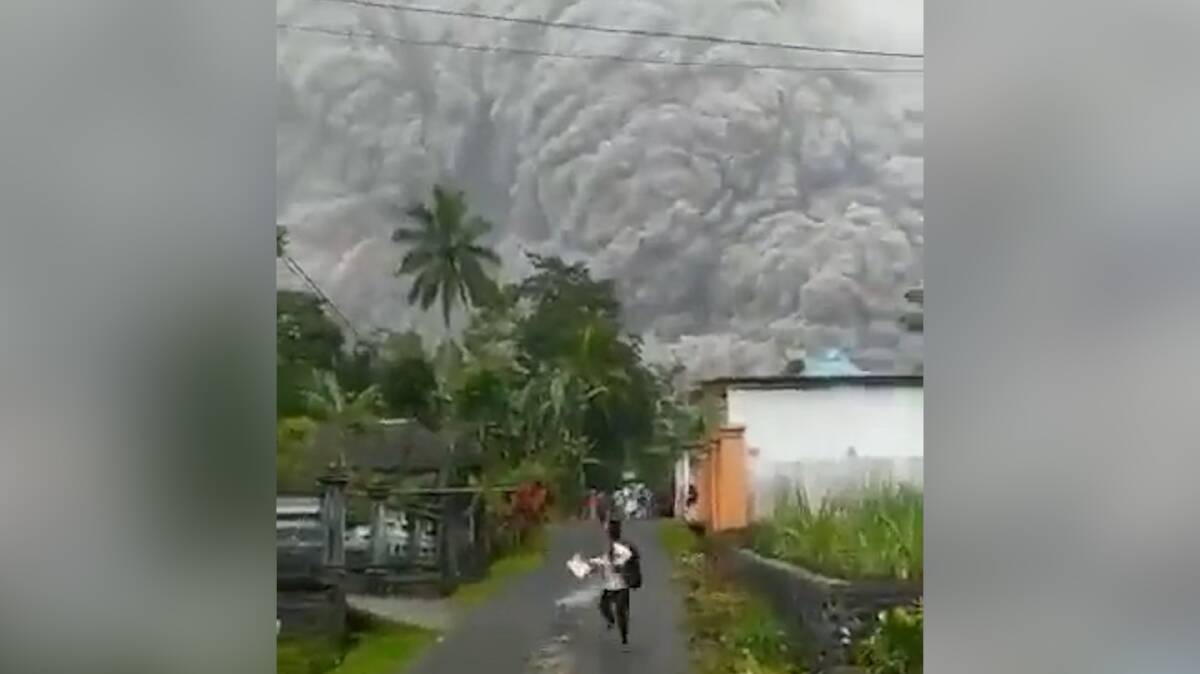 EVACUATED: Villages try to outrun plumes of volcanic ash as Mt Semeru erupts for the second time this year. Picture: @Yoeni2909