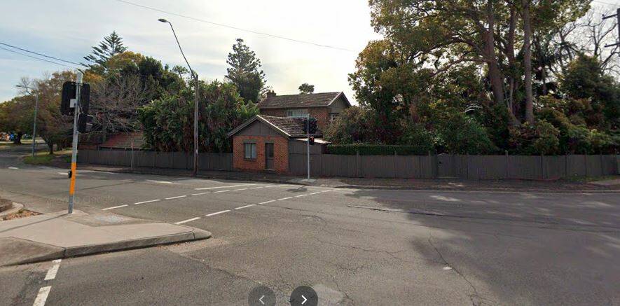 Surrounded by a fence and hedge, The Corner, Dr Rodway's Cottage at the intersection of North and Berry streets and Bridge Road, Nowra. Image: Google maps