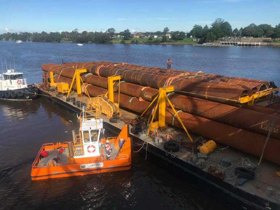 MANEUVERED: The barge is maneuvered to allow it ti fit under the Shoalhaven River bridges at Nowra. Image: Noel Kennedy