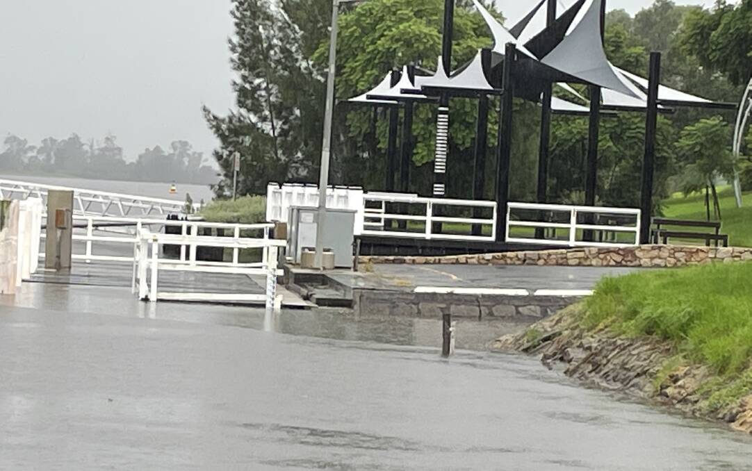 WARNING: The SES has said minor flooding is expected in the Shoalhaven River at Nowra, at the site of the former sailing club tomorrow morning and evening. Photo: Robert Crawford