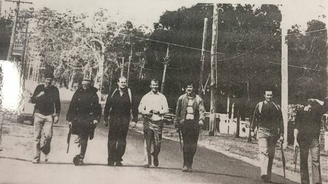 Heavily armed Sydney detectives march into the North Nowra area after Smith had eluded police in the early morning raid. Photo: Shoalhaven and Nowra News. 