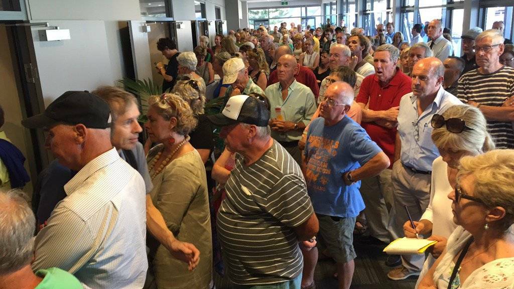 Hundreds of Kiama residents turned up to an anti-merger meeting last Tuesday night, as councillors voiced their united opposition to the NSW Government’s proposed council amalgamation. Picture: ABC Illawarra.