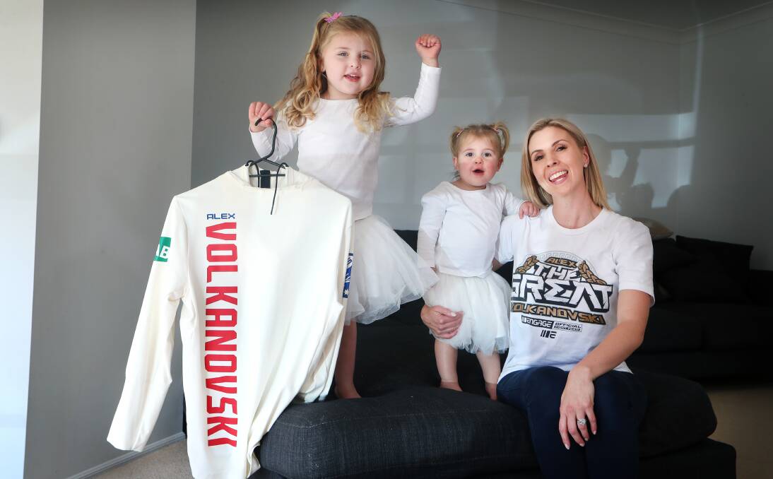Emma Volkanovski with her daughters Airlie and Ariana ahead of her husband's UFC fight. Photo: Sylvia Liber