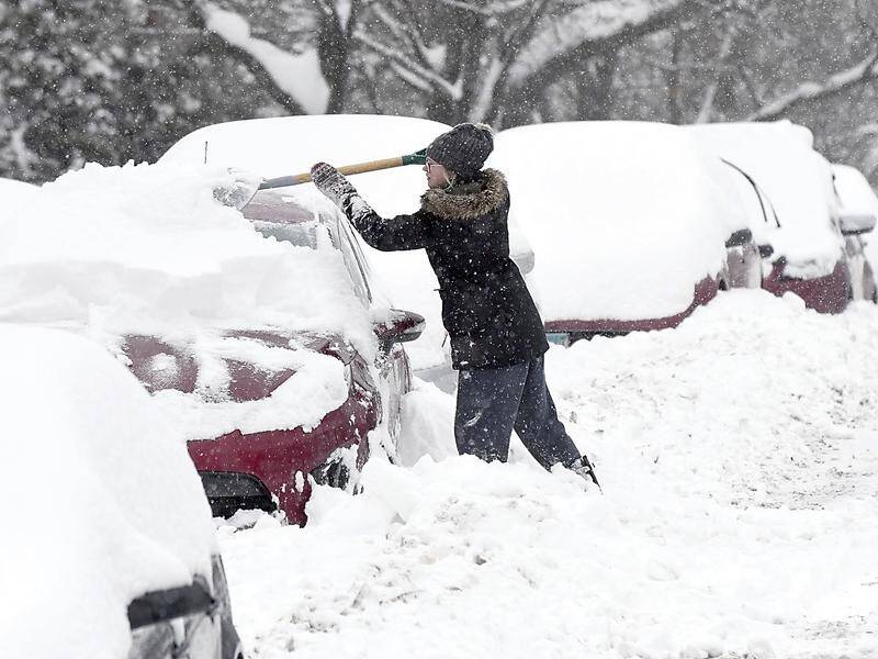 More than 30cm of snow has been dumped by a blizzard howling across the US Mid West.