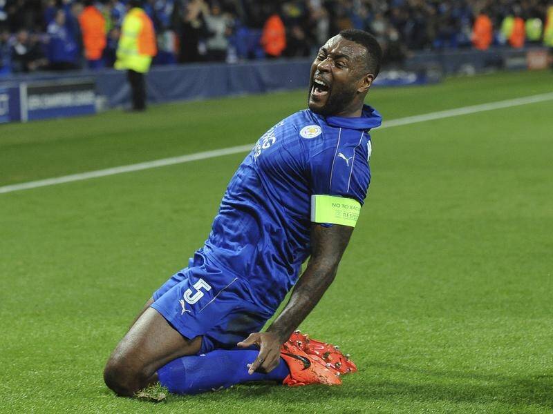 Leicester captain Wes Morgan will stay at the EPL club until the end of next season.