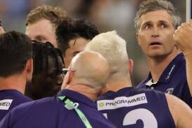 Justin Longmuir (r), coach of the Dockers, looks around as he speaks to his players against Crows. (Richard Wainwright/AAP PHOTOS)