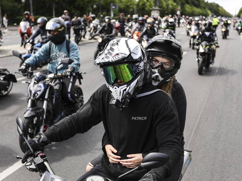 Berlin bikers have taken part in a protest against a draft law aimed at reducing traffic noise.