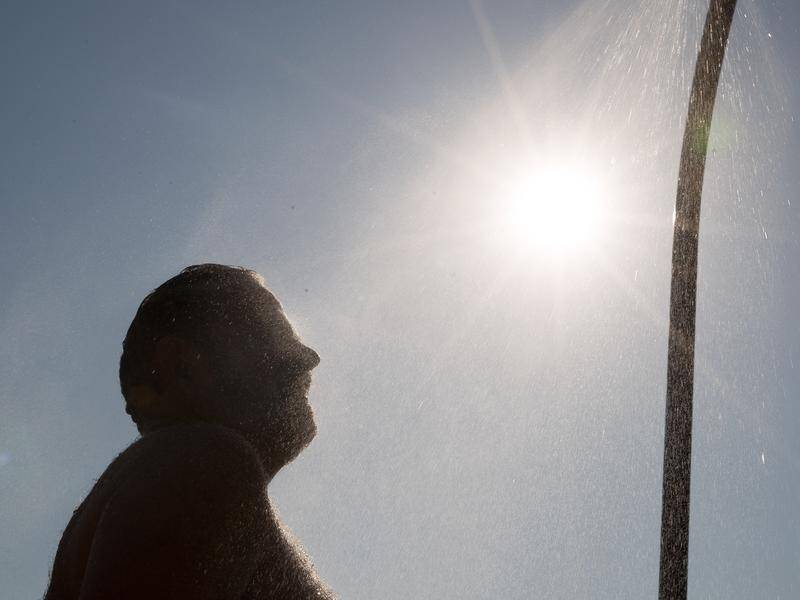 Widespread temperatures above 40C are set to continue across large parts of the nation. (Brent Lewin/AAP PHOTOS)