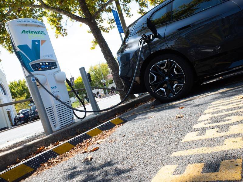 A new federal deal means fully electric vehicles will be prioritised over hybrids. (Lukas Coch/AAP PHOTOS)