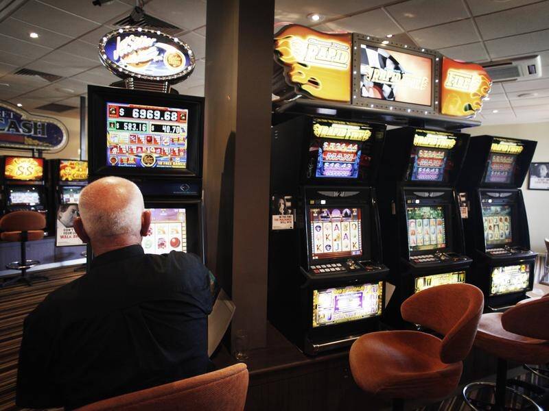 The gaming industry says introducing cashless cards in NSW would punish punters. (Paul Jeffers/AAP PHOTOS)