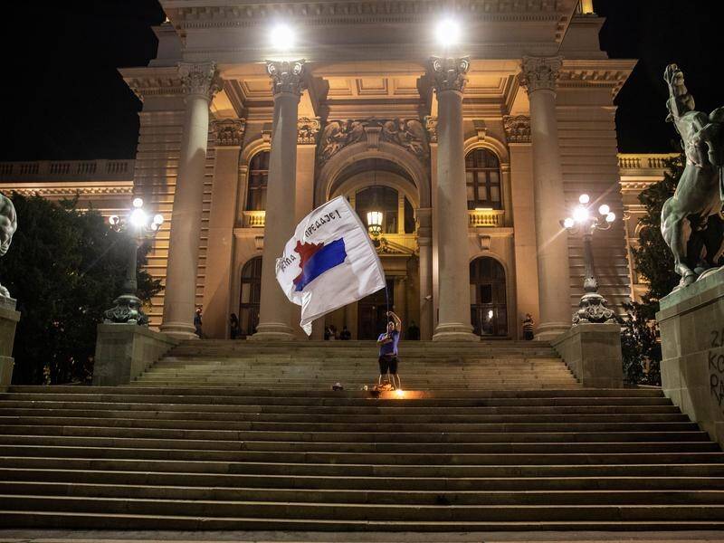 Fourteen policemen were injured when right-wing demonstrators tried to storm the Serbian parliament.