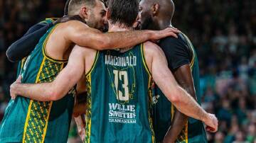 Tasmania JackJumpers players show their team spirit during game four of the NBL championship series. (Linda Higginson/AAP PHOTOS)