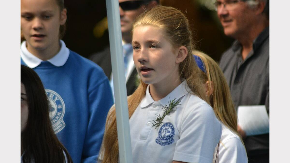 Berry Public School students sing a moving song in tribute to the fallen.
