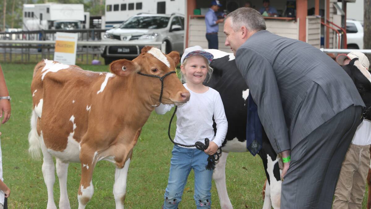 Maddy Russell with Boscawen Valentino Rosebell chats to judge Craig Cochrane at the 2019 Nowra Show.